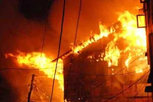 Garhwa firecracker Fire: पटाखों की दुकान में लगी आग, दो बच्चों सहित पांच मरे
