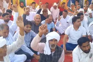 अवैध लिंग जांच गिरोह के अन्य सदस्यों को पकड़ने के लिए ग्रामीणों ने दिया धरना