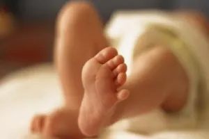 चलती ट्रेन से नीचे गिरने से एक बच्ची की मौत