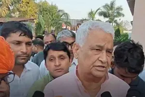 Rajasthan: अचानक कैबिनेट मंत्री पहुंचे अलवर यूआईटी, दिए बड़ी कार्रवाई के संकेत