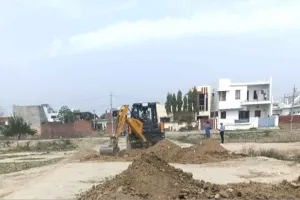 Bulldozer: अवैध कॉलोनियों पर चला प्रशासन का पीला पंजा