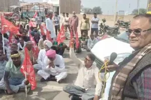 माकपा कार्यकर्ताओं ने भूमि विकास बैंक के समक्ष किया प्रदर्शन