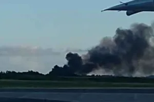 US Plane Crashes: अमेरिका में छोटा विमान क्रैश, पाँच घायल