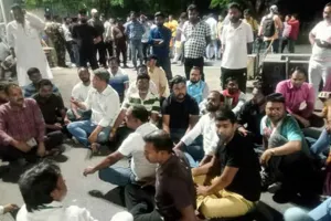 Bokaro Clash: लाठीचार्ज में युवक की मौत पर बवाल, गाड़ियों में लगाई आग