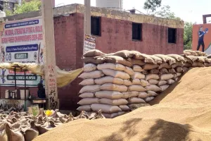 अनाज मंडी में शौचालय के गेट के सामने कट्टों में भरकर रखा जा रहा अनाज