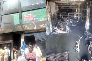 हीरो इलेक्ट्रिक शोरूम में लगी आग, जलीं कई स्कूटी
