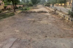 सीसी सड़क उखाड़ी, निर्माण करना भूले