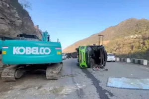 Himachal Road Accident: बोल्वो बस पलटी, 37 यात्री घायल
