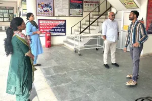 एसडीएम ने किया पीएचसी का औचक निरीक्षण, डाक्टर समेत चार कर्मचारी मिले ड्यूटी से नदारद