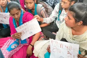 रिजल्ट में जीरो नंबर देने पर यूनिवर्सिटी छात्रों ने किया प्रदर्शन, खून से लिखा पत्र