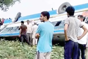 Roadways Bus Accident: रोडवेज बस पलटी, एक छात्र की मौत, कई छात्राएं घायल