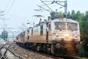 Bareilly: ईयर फोन लगाए दो बच्चे ट्रेन से कटे