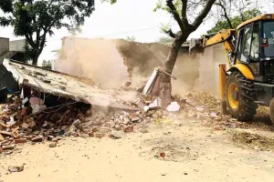 Bulldozer: तीन नशा तस्करों के घरों पर चला पीला पंजा