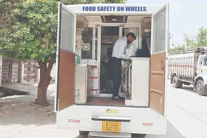मोबाइल खाद्य परीक्षण प्रयोगशाला के जरिए दूध की जांच