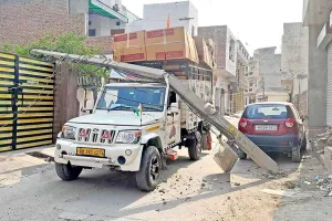 वाई-फाई तारों में उलझी पिकअप गाड़ी पर गिरा बिजली का पोल, चालक ने कूदकर बचाई जान