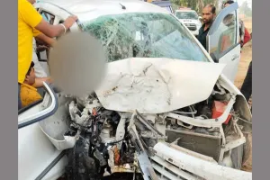 Road Accident: अनियंत्रित कार पेड़ से टकराई, चालक गंभीर