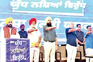 War Against Drugs: केजरीवाल व भगवंत सिंह मान ने लोगों को नशे के विरुद्ध जंग में योद्धा बनने की दिलाई शपथ