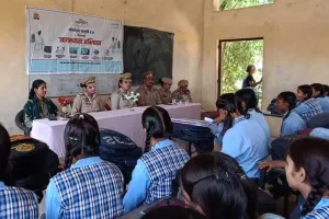 बाल कल्याण इंटर कॉलेज में छात्र-छात्राओं को साइबर अपराध की प्रति किया जागरूक