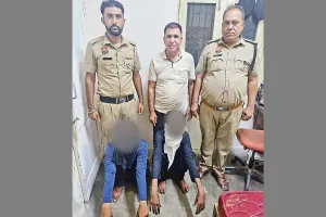 महिला के कान से सोने की बाली छीनने के मामले में दो युवक गिरफ्तार