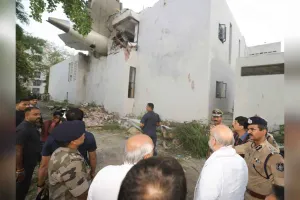 Air India plane crash Updates: ‘ऐसा लगा… पाकिस्तान ने मिसाइल दागी है’! बीजे मेडिकल कॉलेज के हॉस्टल छात्रों ने ब्यां किया भीषण तबाही का मंजर