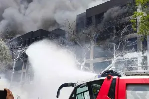 Air India plane crash update: अहमदाबाद विमान दुर्घटना में आई बड़ी अपडेट! कितने लोग मरे, कितने घायल? पूरी अपडेट!