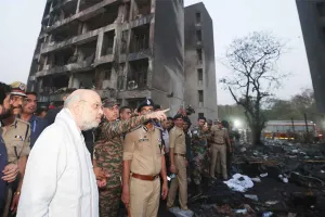 Ahmedabad plane crash: अहमदाबाद की धरती पर लाशों की सिर्फ राख देख, एक चीखते हुए सन्नाटे में समा गया अहमदाबाद!