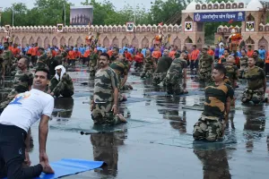 International Yoga Day 2025: बीएसएफ जवानों ने अटारी-वाघा और हुसैनीवाला बॉर्डर पर मनाया योग दिवस