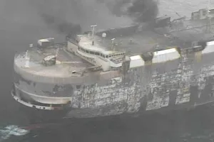 Cargo Ship Sinks: 800 इलेक्ट्रिक वाहनों सहित 3,000 वाहनों को ले जा रहा कार्गो जहाज आग के बाद प्रशांत महासागर में डूबा