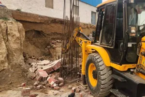 Greater Noida: निर्माणाधीन बेसमेंट की दीवार गिरी, तीन मजदूरों की मौत, मची अफरा-तफरी