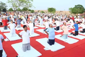 Yoga Day: हजारों योग साधकों ने सामूहिक योगाभ्यास कर दिया आरोग्यता-वसुधैव कुटुम्बकम् का संदेश