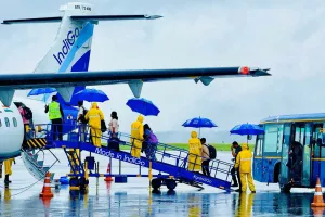 IndiGo flight Emergency landing: अहमदाबाद हादसे के बाद बढ़ा डर! अब इंडिगो फ्लाइट की हुई इमरजेंसी लैंडिंग, लेह की बजाय दिल्ली में उतारा विमान