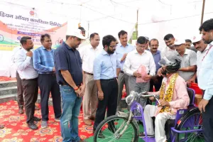 रेडक्राॅस ने दिव्यांगजनों को भेंट करी 70 मोटर ट्राई-साईकिल