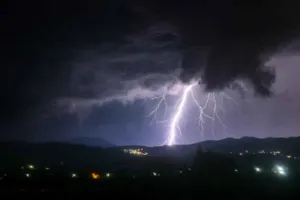 Lightning Strikes: आकाशीय बिजली गिरने से गांव में पसरा मातम, एक ही परिवार के चार सदस्य बने ग्रास