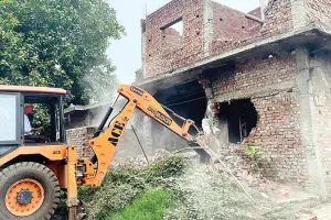 पुलिस व एमसी ने तीन नशा तस्करों की जायदाद को किया जमींदोज