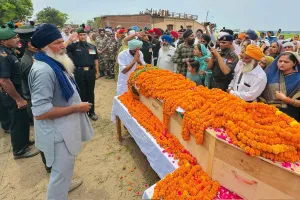 Martyr Lakhwinder Singh: तिरंगे में लिपटी देह, बिलखते परिजन और गूंजते जयघोष! मां-पिता बदहवास, गांव का हर व्यक्ति शोकाकुल