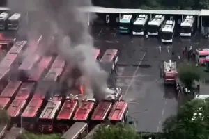 Mumbai Bus Dipot Fire: बस डिपो में लगी भीषण आग, दो बसें पूरी तरह जलकर खाक