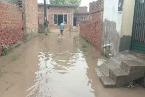 पानी निकासी न होने से घरों में घुस रहा पानी