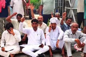 पावर हाउस के बाहर लोगों का धरना, 5 दिन में कार्रवाई का दिया आश्वासन