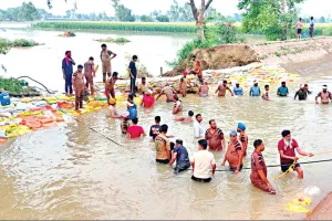 नहर की दरार के सामने दीवार बने ‘डेरा प्रेमी’