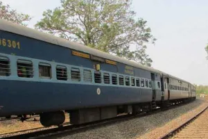 पिता ने चार बच्चों सहित रेल के आगे की आत्महत्या