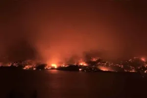 Canada wildfires 2025: कनाडा में जंगल की आग हुई विकराल, दूर दूर तक आग ही आग!