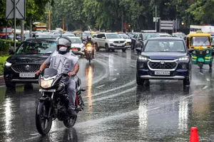 Delhi weather update: दिल्ली-एनसीआर में भारी बारिश, जलभराव और ट्रैफिक जाम से लोग परेशान