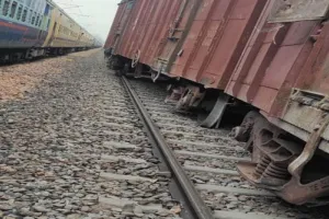 Train Accident News: जम्मू से आई रेलगाड़ी पटरी से उतरी, इंजन सहित 3 डिब्बे डिरेल