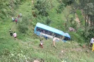 Mandi bus accident 2025: हिमाचल के मंडी में बस खाई में गिरी, सात की मौत, सीएम ने जताया दुख