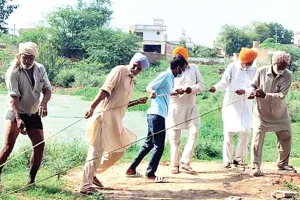 गंदे तालाब से मृत जानवर को डेरा श्रद्धालुओं ने निकाला बाहर