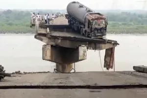 Vadodara Bridge Collapse: गुजरात में पुल ढहने की भीषण घटना, 9 लोगों की मृत्यु, सीएम ने किया मुआवजे का ऐलान