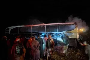Afghanistan Road Accident: अफगानिस्तान भीषण बस हादसे में 64 शरणार्थियों की मौत, मृतकों में महिलाएँ और बच्चे शामिल