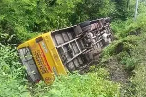 Haldwani bus accident: खाई में पलटी स्कूल बस, बच्चों की चीख पुकार से गूँज उठी खाई