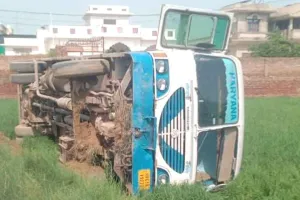 Roadways Bus Accident: अनियंत्रित होकर रोडवेज बस पलटी, चालक व सवारियां घायल