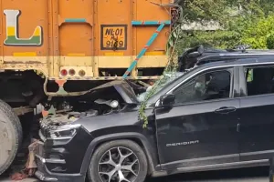 Delhi Sarita Vihar Accident: दिल्ली के सरिता विहार में भयानक सड़क दुर्घटना, तेज रफ्तार कार ने ट्रक को मारी टक्कर